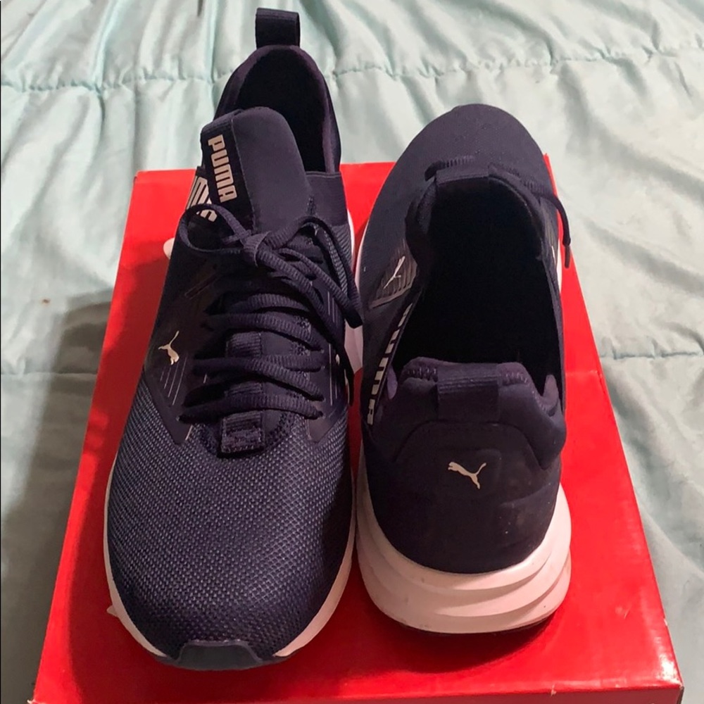 Tennis shoes